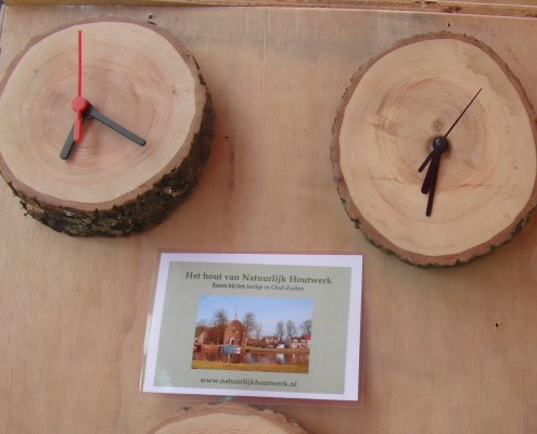 Het natuurlijke hout is afkomstig van een oude Es.