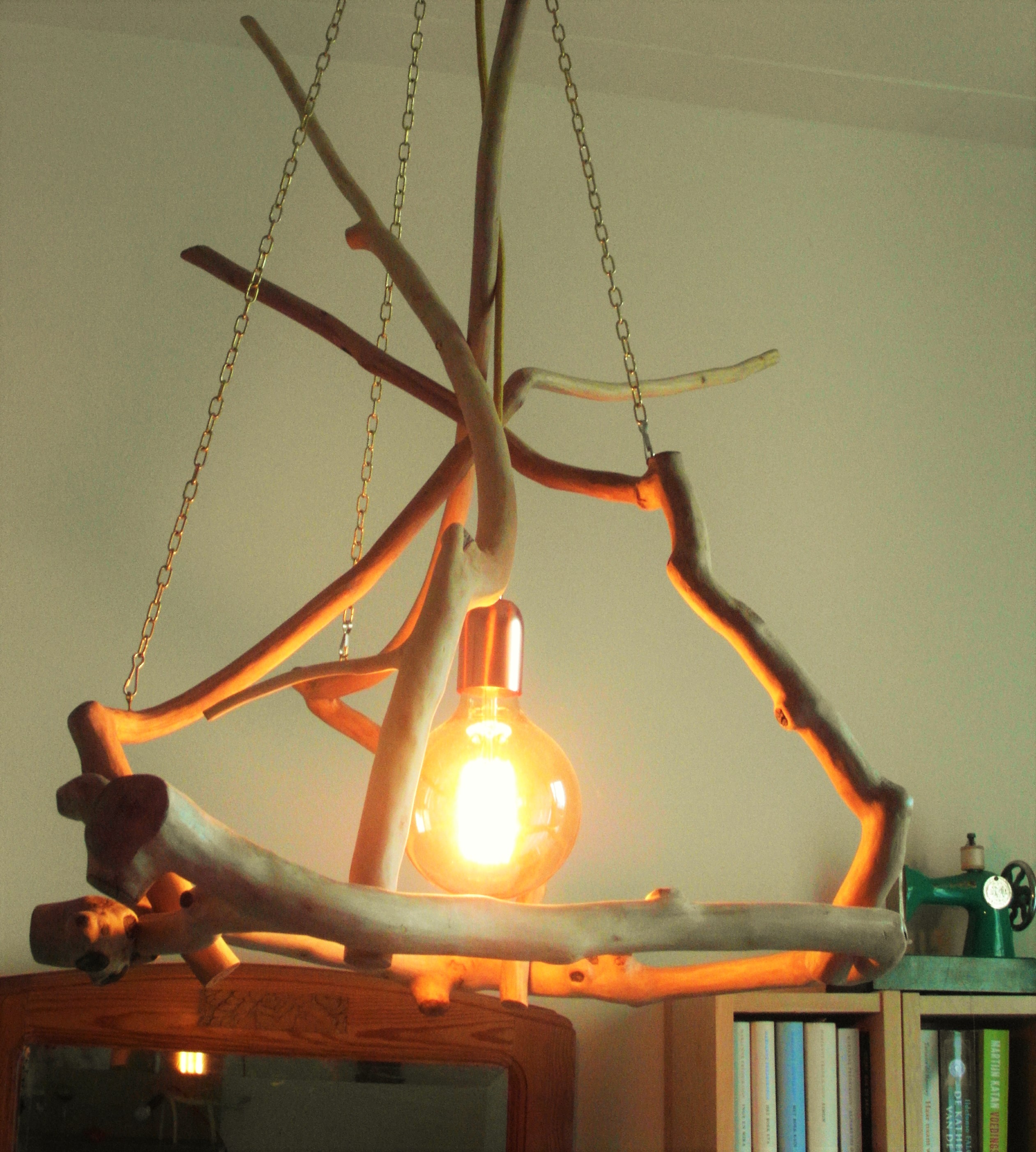Bij deze lamp is gebruik gemaakt van een oker geel strijkijzersnoer.