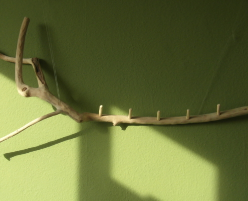 Hangende kapstok van natuurlijk hout (accessoire: natuurlijk, organisch en landelijk ogend)