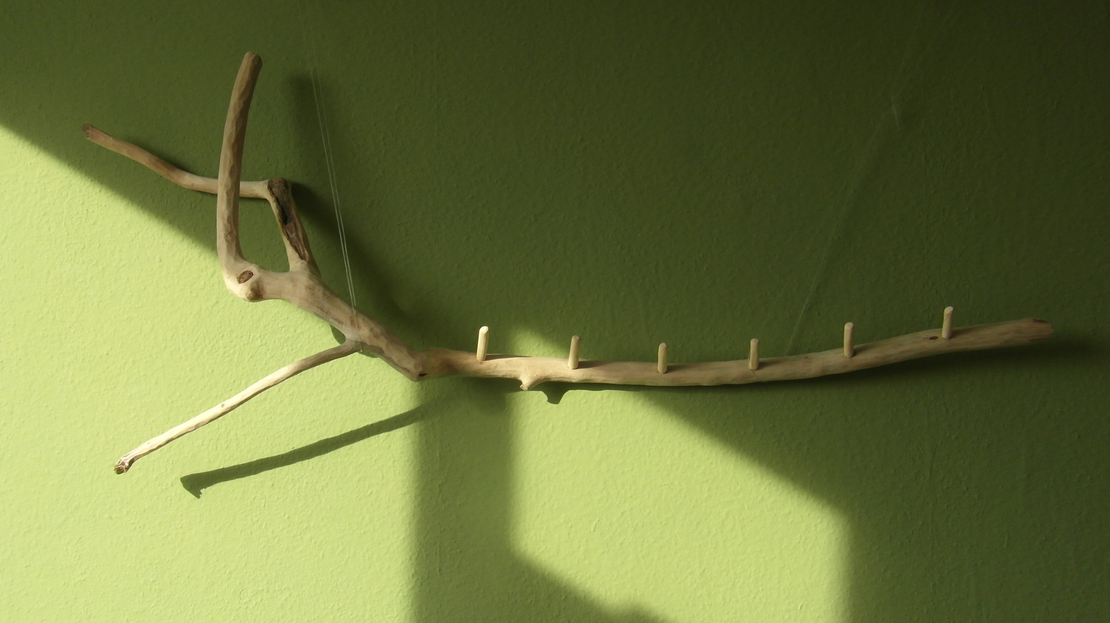 Speelse en dierlijk ogende hangende kapstok Hangende kapstok van natuurlijk hout (accessoire: natuurlijk, organisch en landelijk ogend)