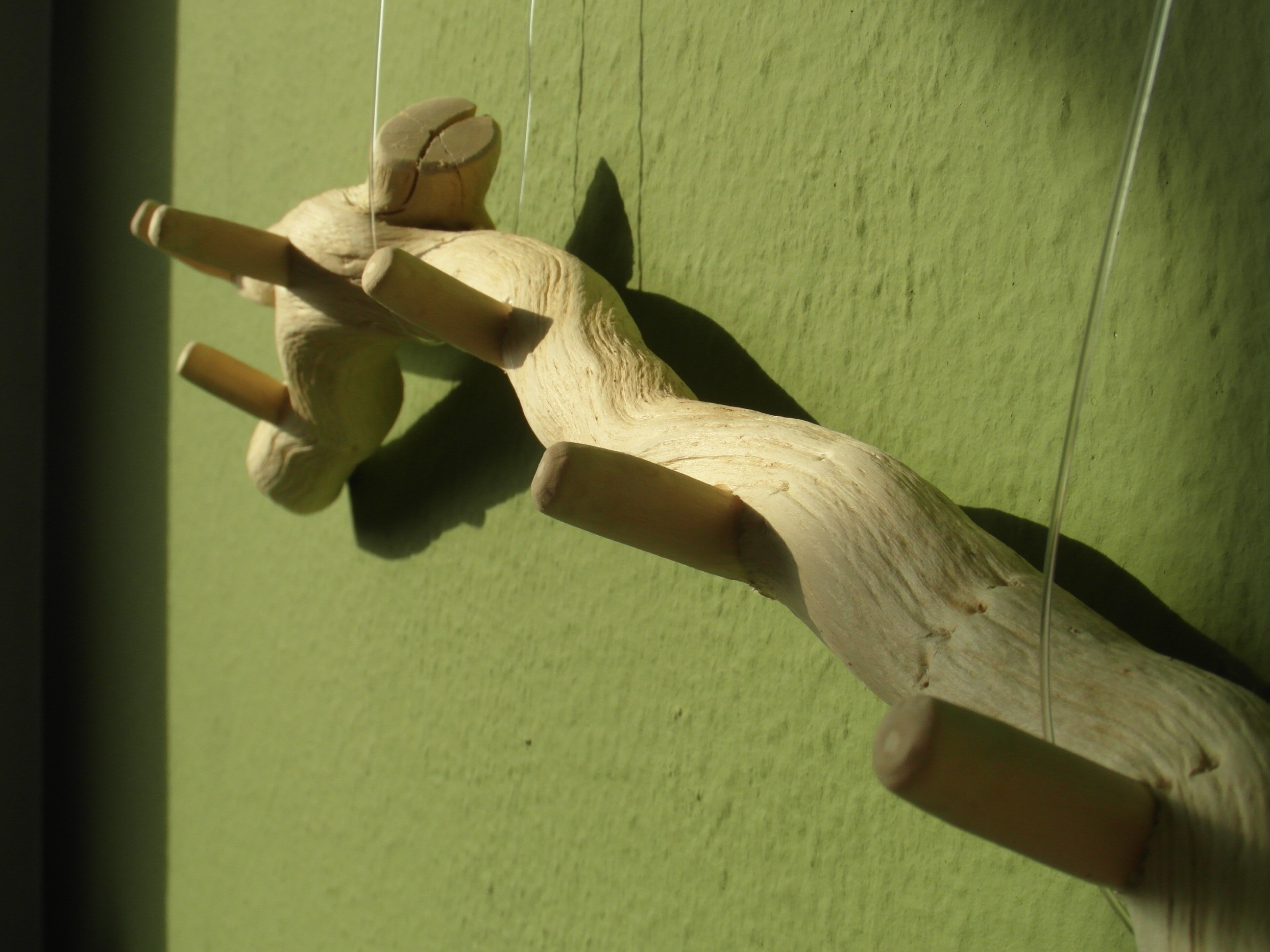 Hangende kapstok van natuurlijk hout (accessoire: natuurlijk, organisch en landelijk ogend)