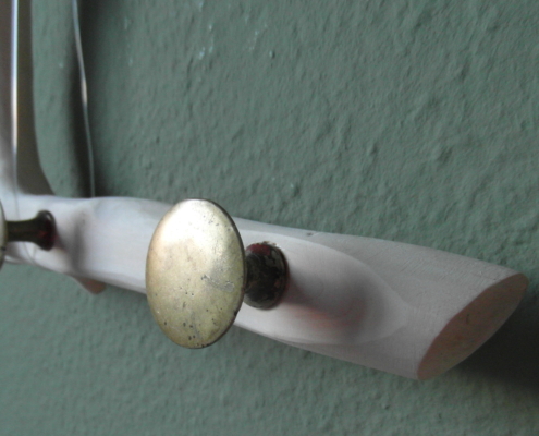 Prachtige kapstok met twee antieke knoppen Hangende kapstok van natuurlijk hout (accessoire: natuurlijk, organisch en landelijk ogend)