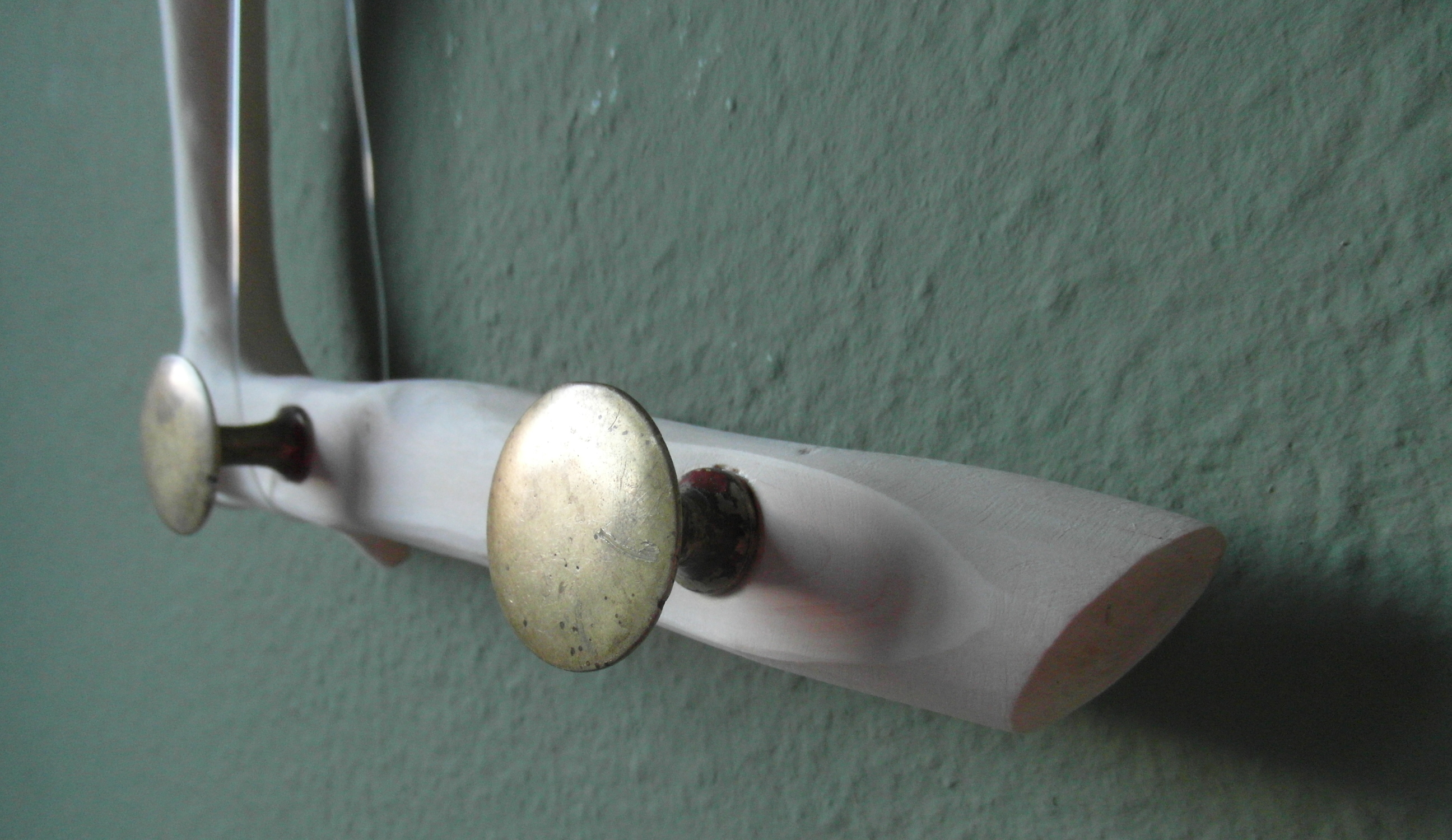 Prachtige kapstok met twee antieke knoppen Hangende kapstok van natuurlijk hout (accessoire: natuurlijk, organisch en landelijk ogend)