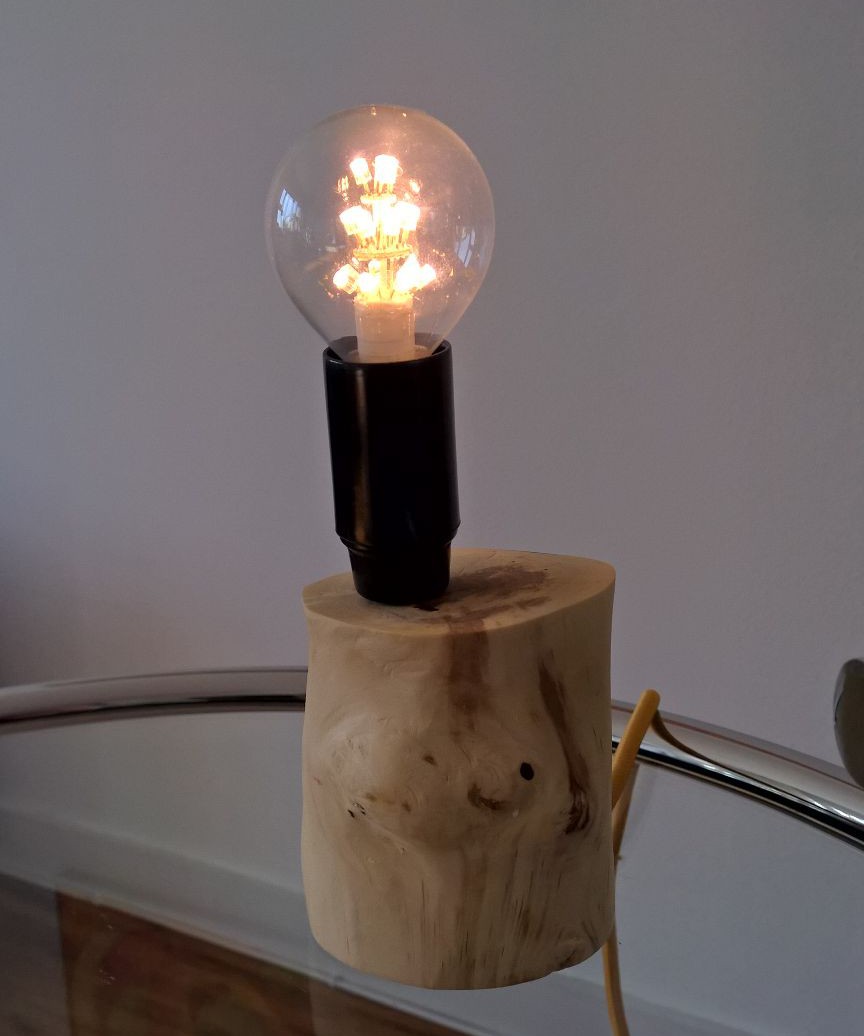 Het speelse karakter van deze lamp wordt deels veroorzaakt doordat de fitting niet in het midden gemonteerd is