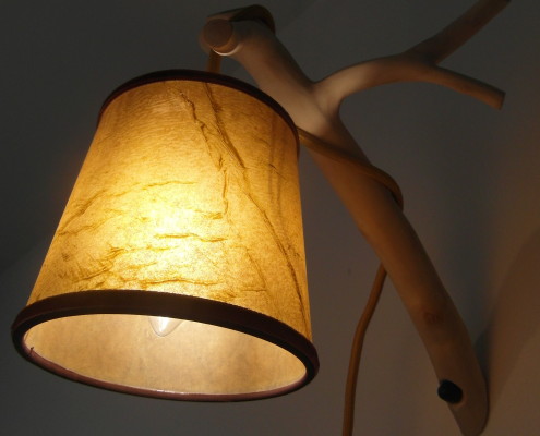 Een dergelijke lampenkap past mooi bij het karakter het net natuurlijke hout.