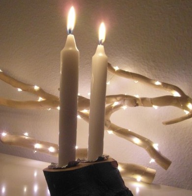 De kandelaar geeft samen met de led-lampjes op de achtergrond een erg fraaie sfeer.