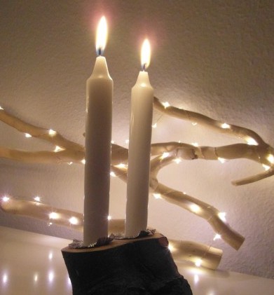 De kandelaar geeft samen met de led-lampjes op de achtergrond een erg fraaie sfeer.