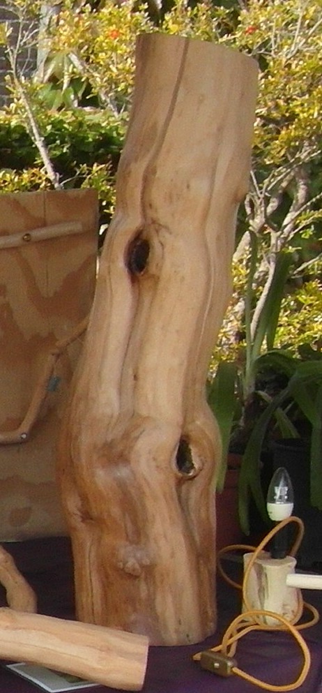 4 gaten In het hout zitten vier prachtige gaten