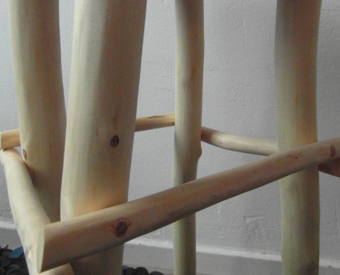 De dwarsliggers heb ik door middel van houtpennen aan de poten bevestigd