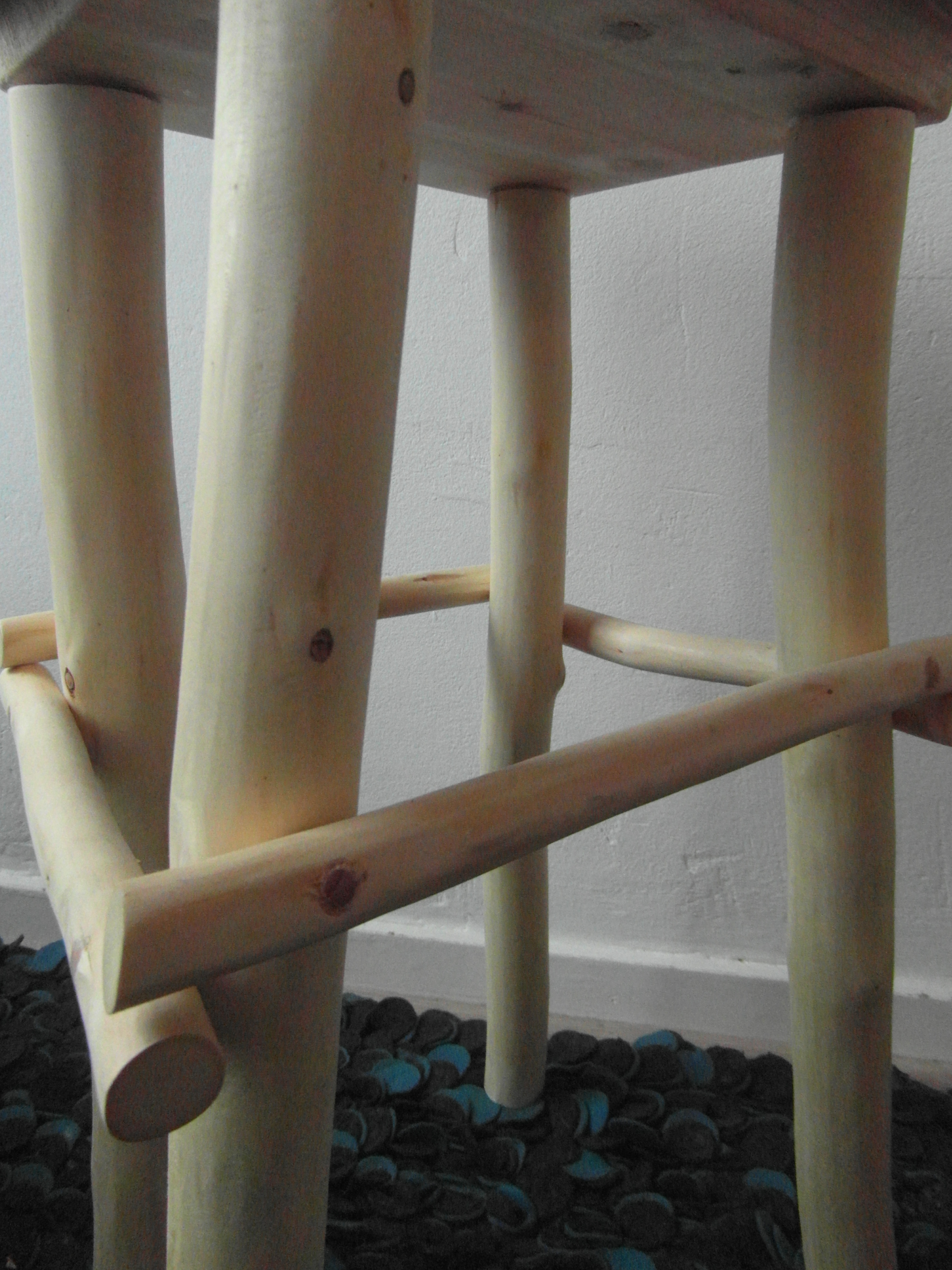 De dwarsliggers heb ik door middel van houtpennen aan de poten bevestigd