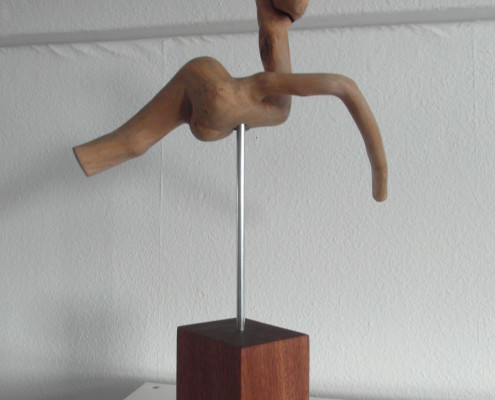 Dierlijke vormen 1/7 De dierlijke vormen van het houtsculptuur komen hier mooi naar voren