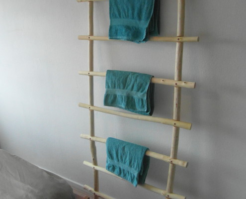 De ladder heb ik met een olie ingesmeerd waardoor je er ook handdoeken overeen kunt hangen om te laten drogen